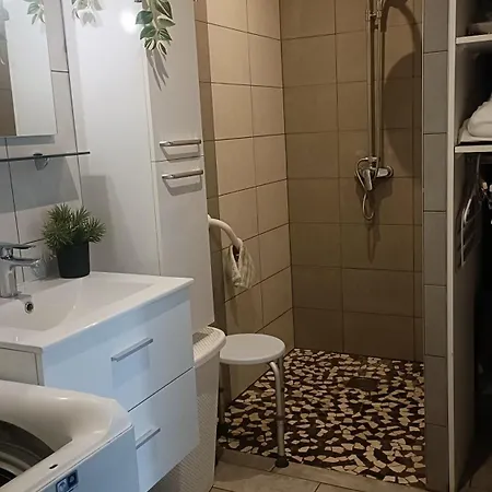 Appartement Clair, Climatisé Avec Jardin Et Parking